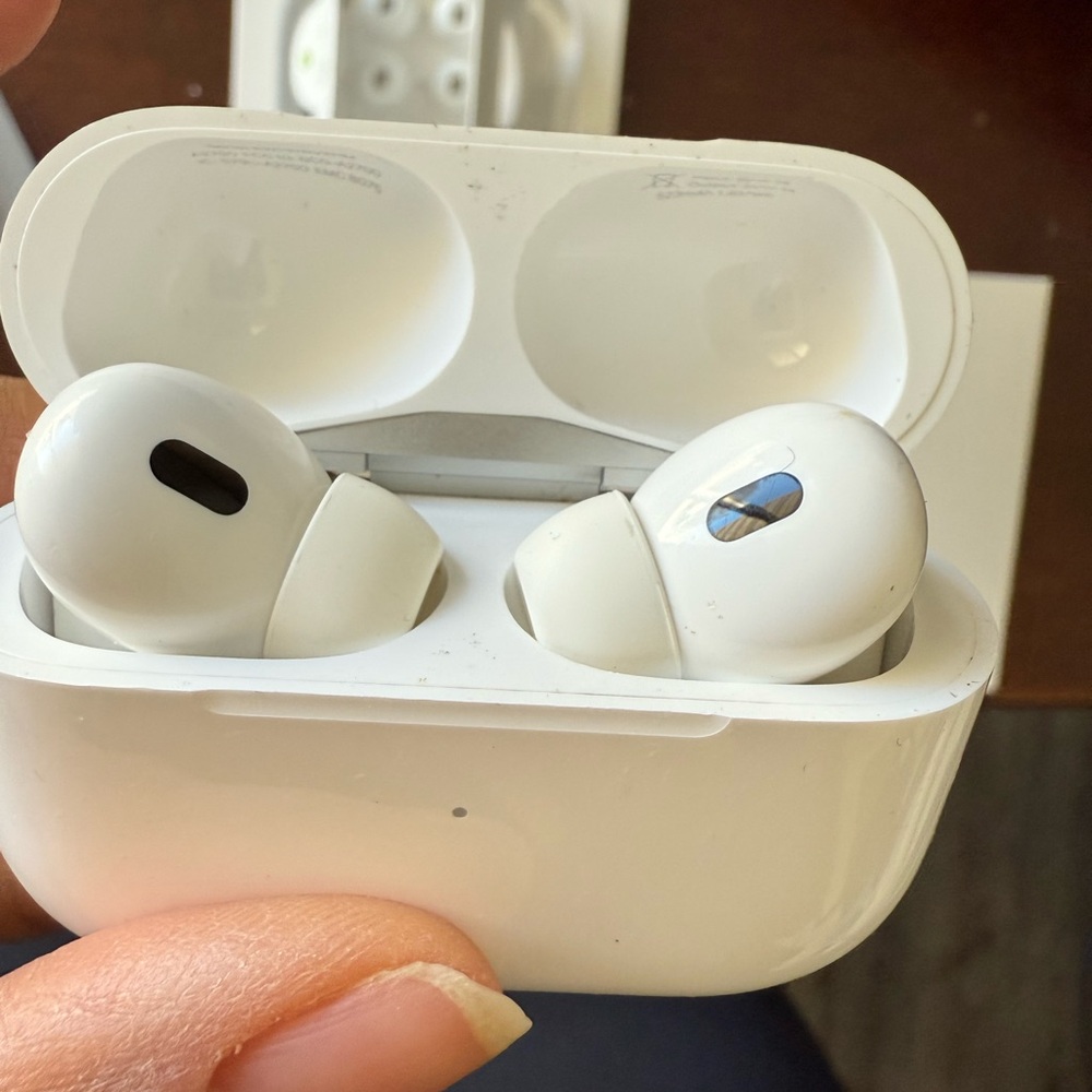 Apple AirPods 2 - Like New - Picture 3 of 4